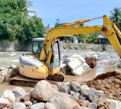 Cikahuripan Bangkit: Sinergi Pulihkan Desa Pasca Banjir Bandang Alat Berat Dinas PU Sukabumi Stanbay
