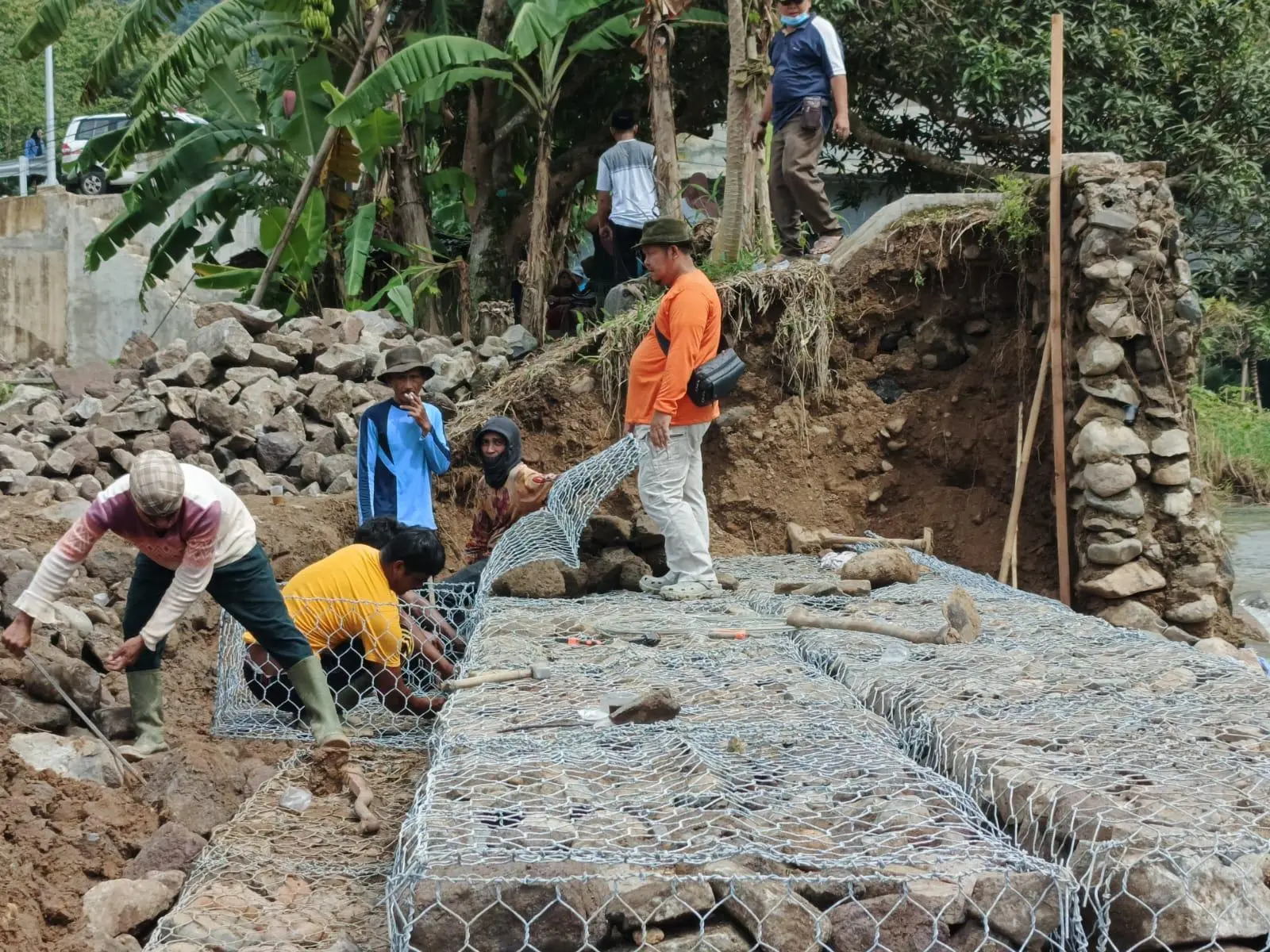 Dihari Ke Tiga Pemasangan Bronjong Do'a Warga Cikahuripan terus mengalir Untuk Bupati Asep Japar