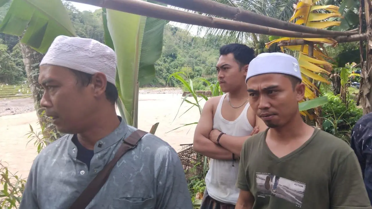 Pemerintah Desa Cidadap Cuek, Warganya Terjebak Bencana Sungai yang Mengamuk
