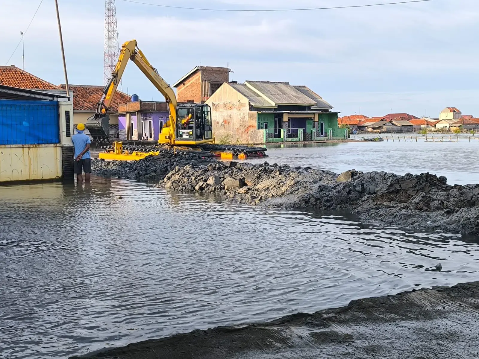 Indramayu Gercep Atasi Banjir Rob, Tanggul Darurat Dibangun Siang Malam