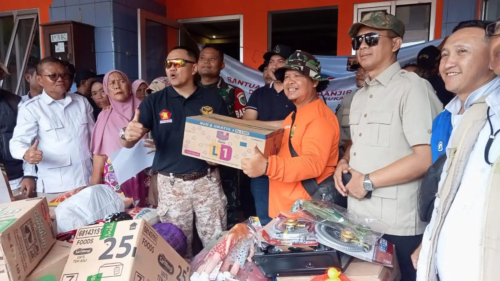Fraksi Gerindra Kunjungi Posko Banjir Cikahuripan: Meringankan Beban, Menguatkan Semangat