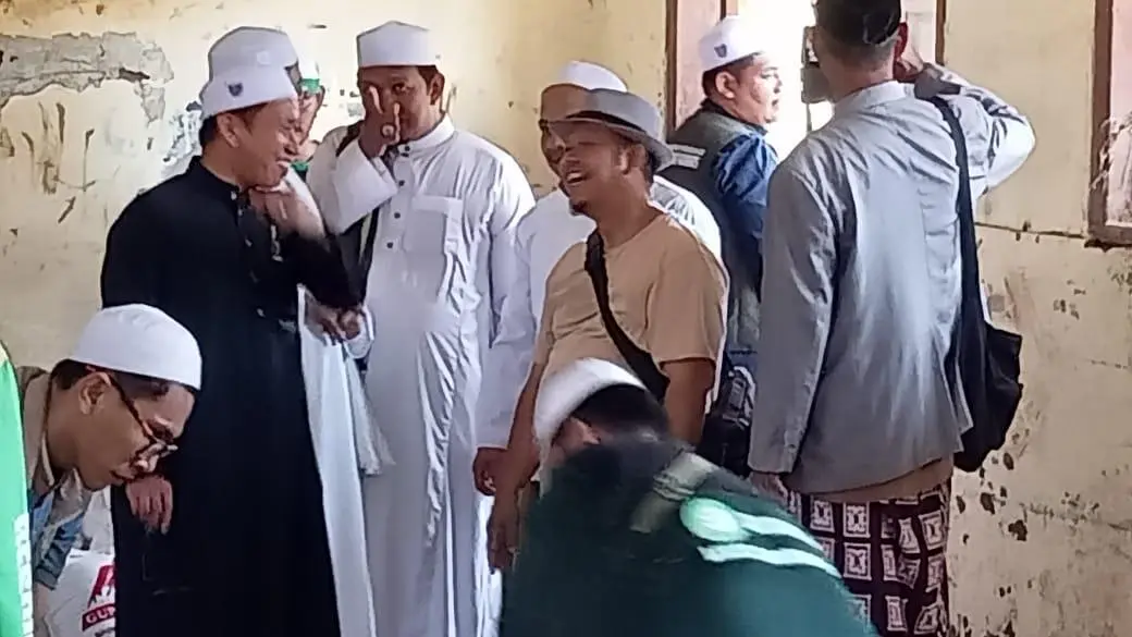 Ketua Umum FPI Kunjungi Cikahuripan, Jaro Midun: Relawannya Diminta Tak Tinggalkan Warga Sebelum Bersih