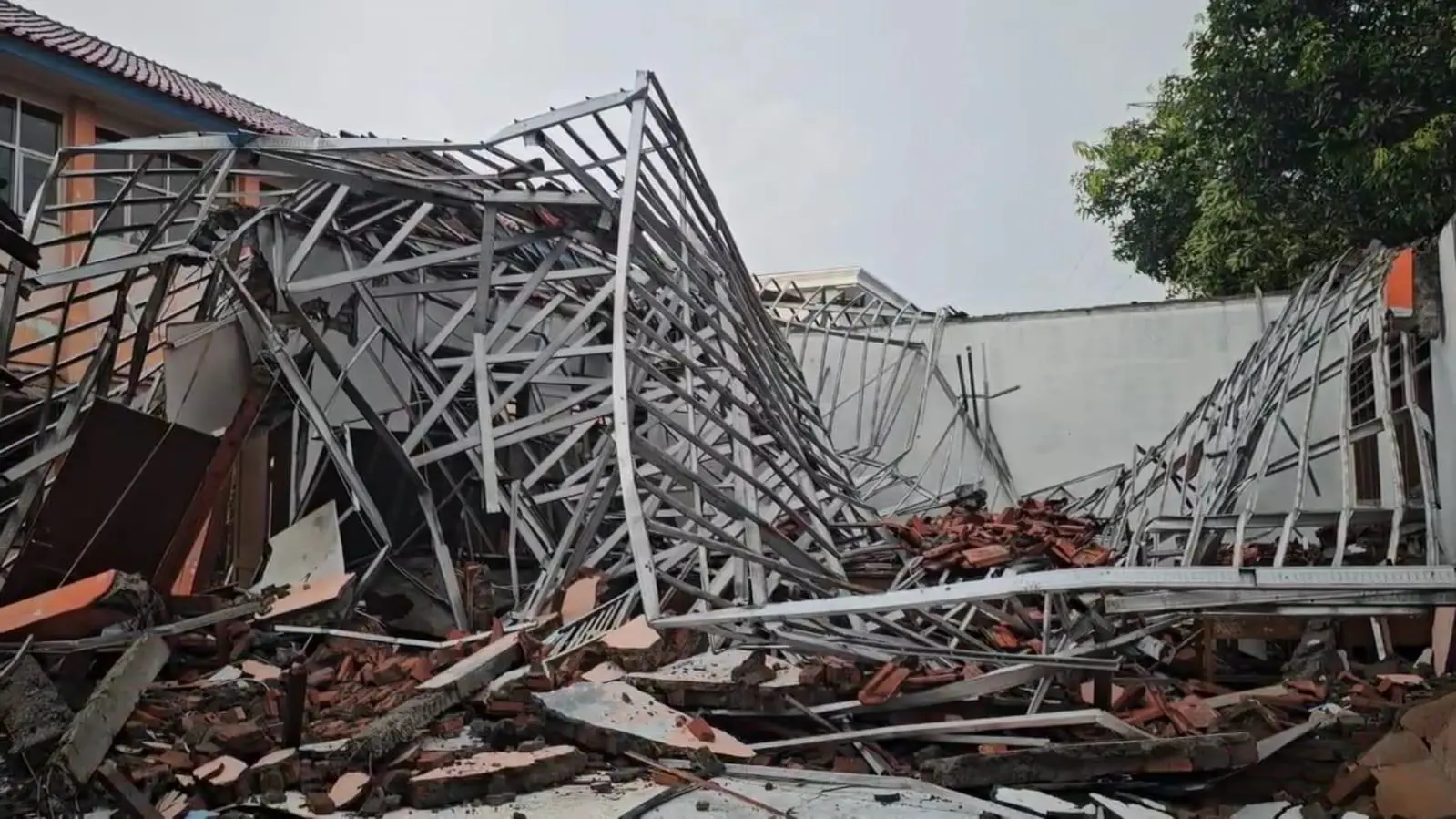 Atap 5 Ruang Kelas SMKN 1 Gunung Putri Roboh, 44 Siswa Luka