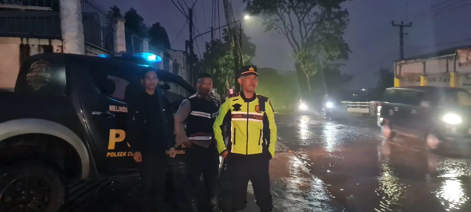 Hujan Deras dan Angin Kencang Terjang Ciparay, Puluhan Rumah Terendam, Kapolsek Imbau Warga Tetap Waspada