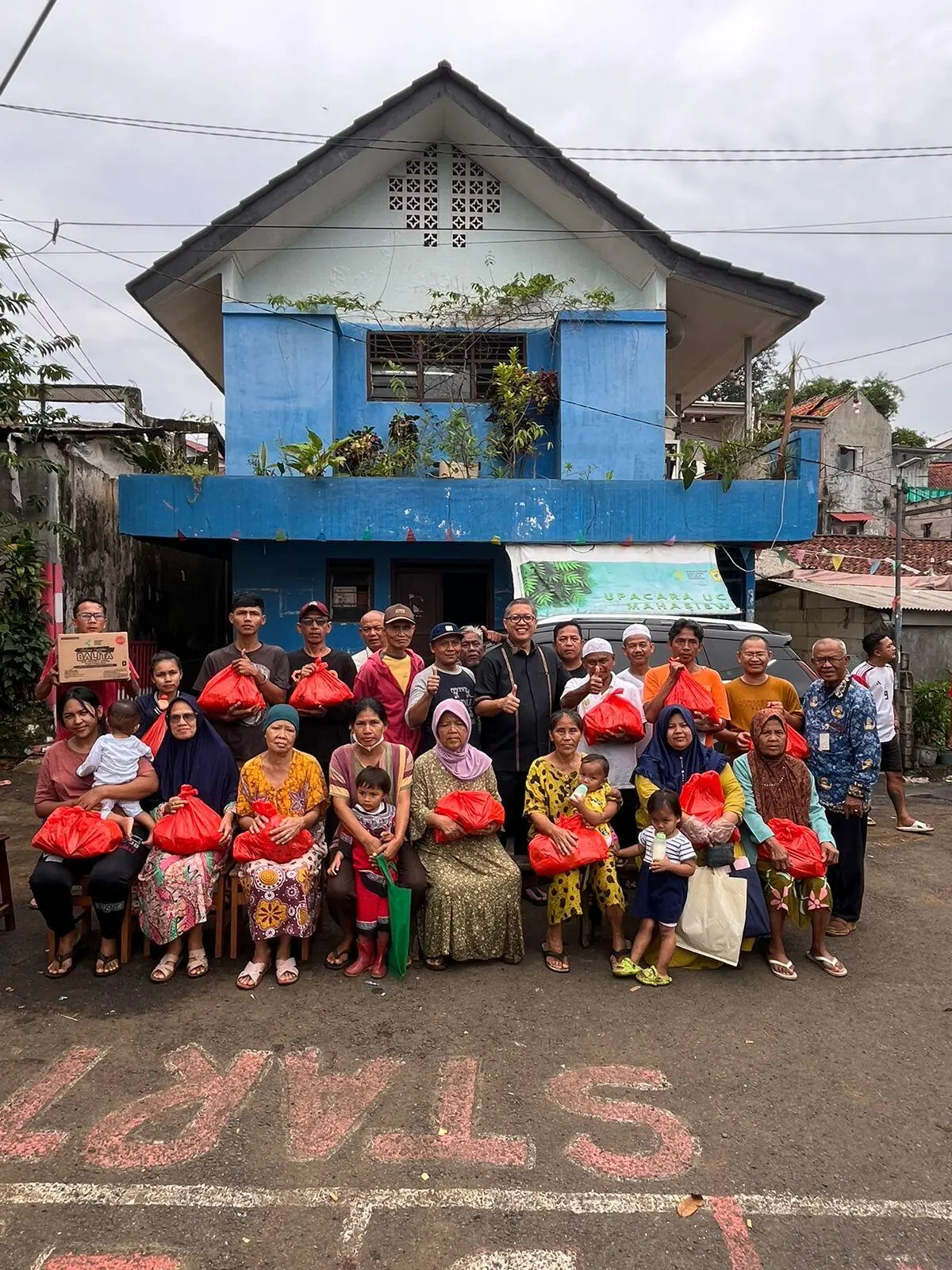 Dadang Iskandar Danubrata Salurkan Bantuan Untuk Korban Longsor Bondongan