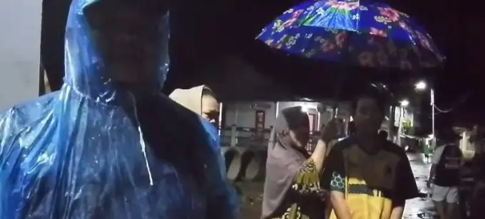 Jaro Midun Hadir di Tengah Deras Hujan: Kepedulian Pemimpin Cikahuripan Saat Banjir Melanda