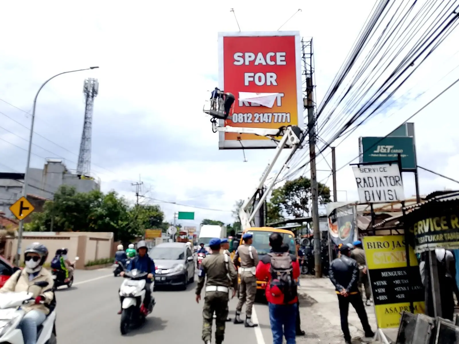 Reklame Ilegal Terus di Gempur! Satgas Kabupaten Bandung Tunjukkan Ketegasan Tanpa Kompromi