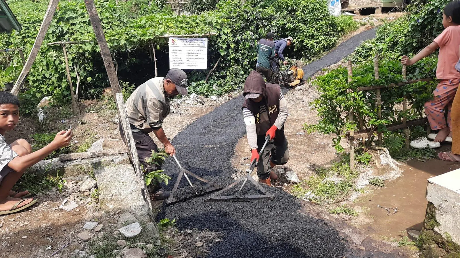 Bonus Produksi Panas Bumi Dukung Peningkatan Infrastruktur Jalan Gang di Desa Margaluyu