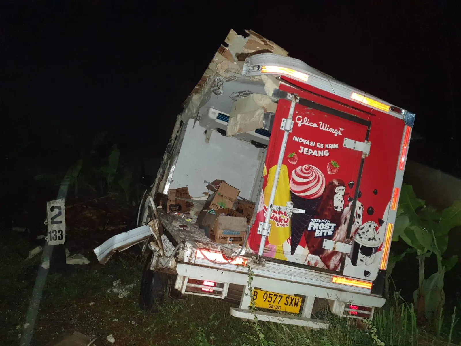 Mobil Box Es Krim Tertemper Kereta Api di Indramayu