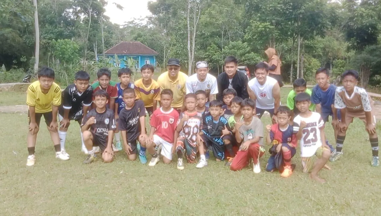 Semangat Pendidikan Sepak Bola Anak-Anak di Desa Ciparay Jampangkulon, Dukungan Penuh dari Camat Dading