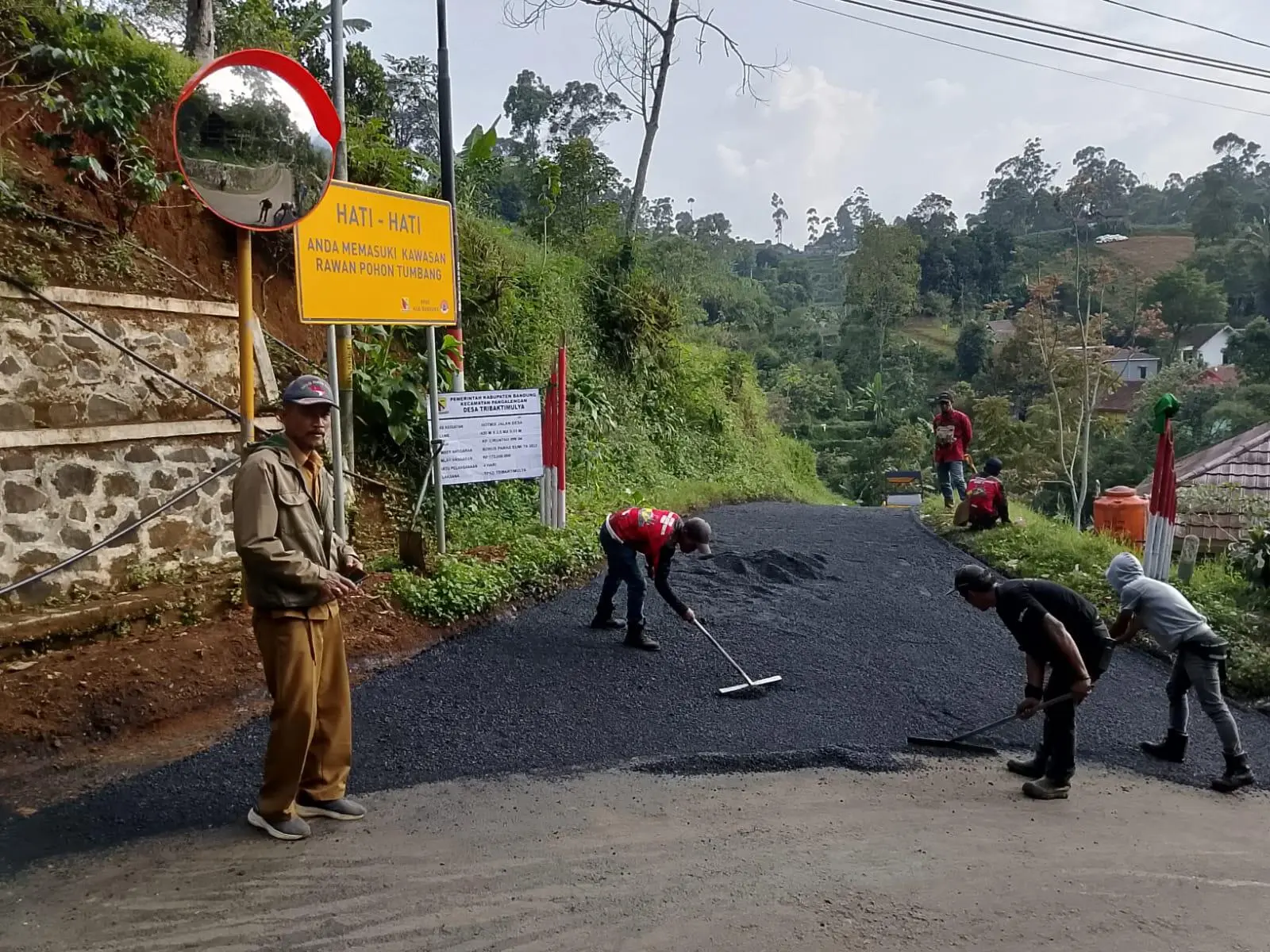 Jalan Ciruntah Desa Tribakti Mulya di Hotmix, Kades Cahya  Fokus Majukan Ekonomi dan Pendidikan Masyarakat
