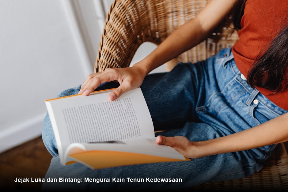 Seorang pria muda berdiri di bawah cahaya senja yang temaram, memegang sebuah buku tua dengan tatapan mata yang penuh makna dan ketenangan.