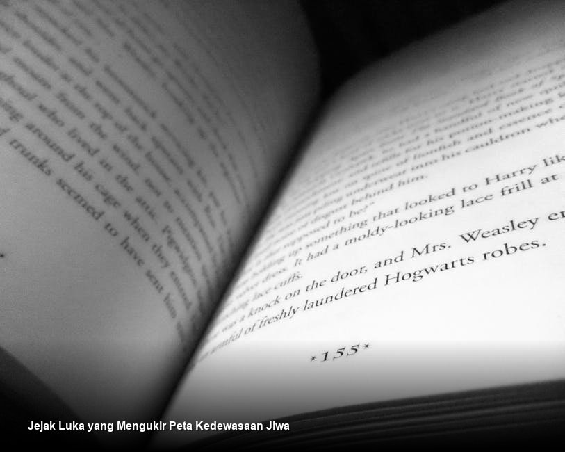 Seorang wanita muda berdiri di tepi tebing saat matahari terbit, memegang sebuah buku tua yang terbuka, menatap cakrawala dengan ekspresi tenang namun penuh harap.