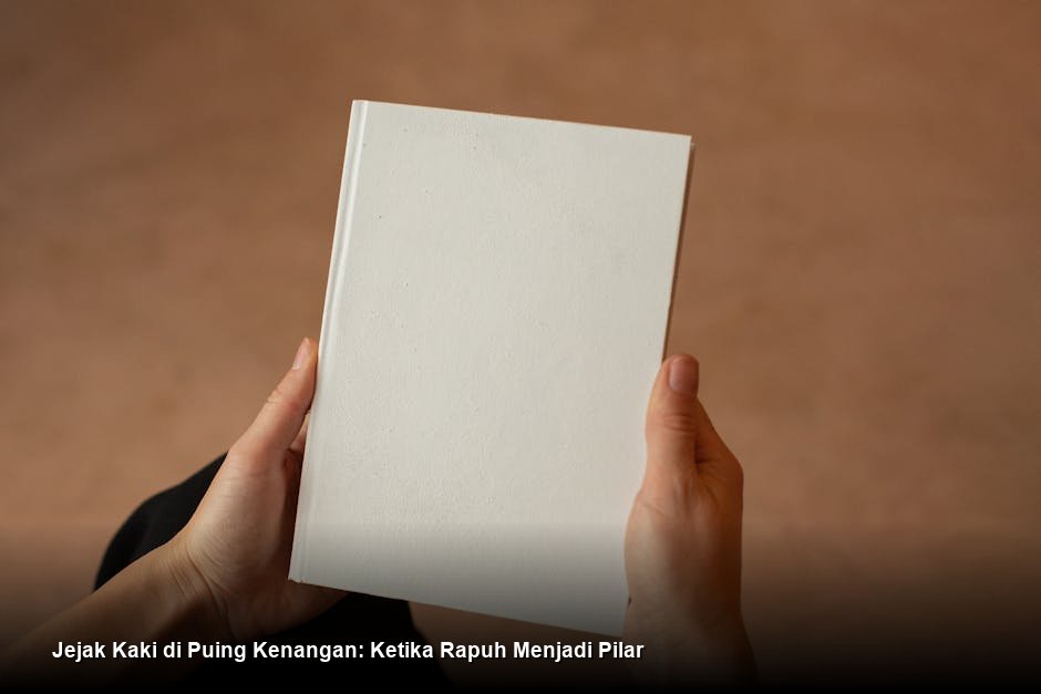 Seorang wanita muda berdiri di balkon apartemen saat senja, memegang secangkir kopi, menatap cakrawala kota yang mulai diterangi lampu-lampu.