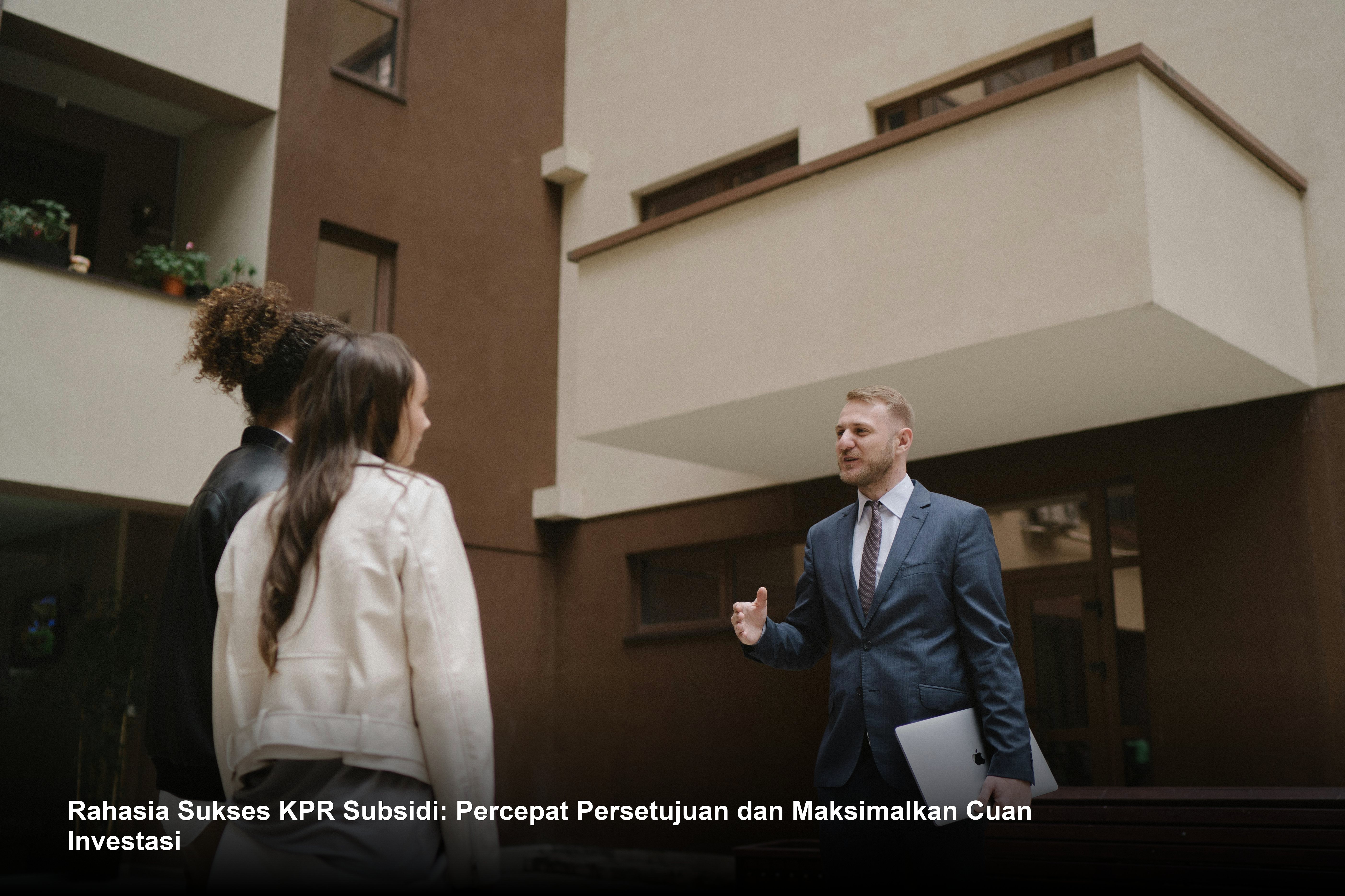 Pasangan muda tersenyum bahagia saat melakukan proses akad kredit KPR di kantor cabang bank dengan latar belakang gedung modern.