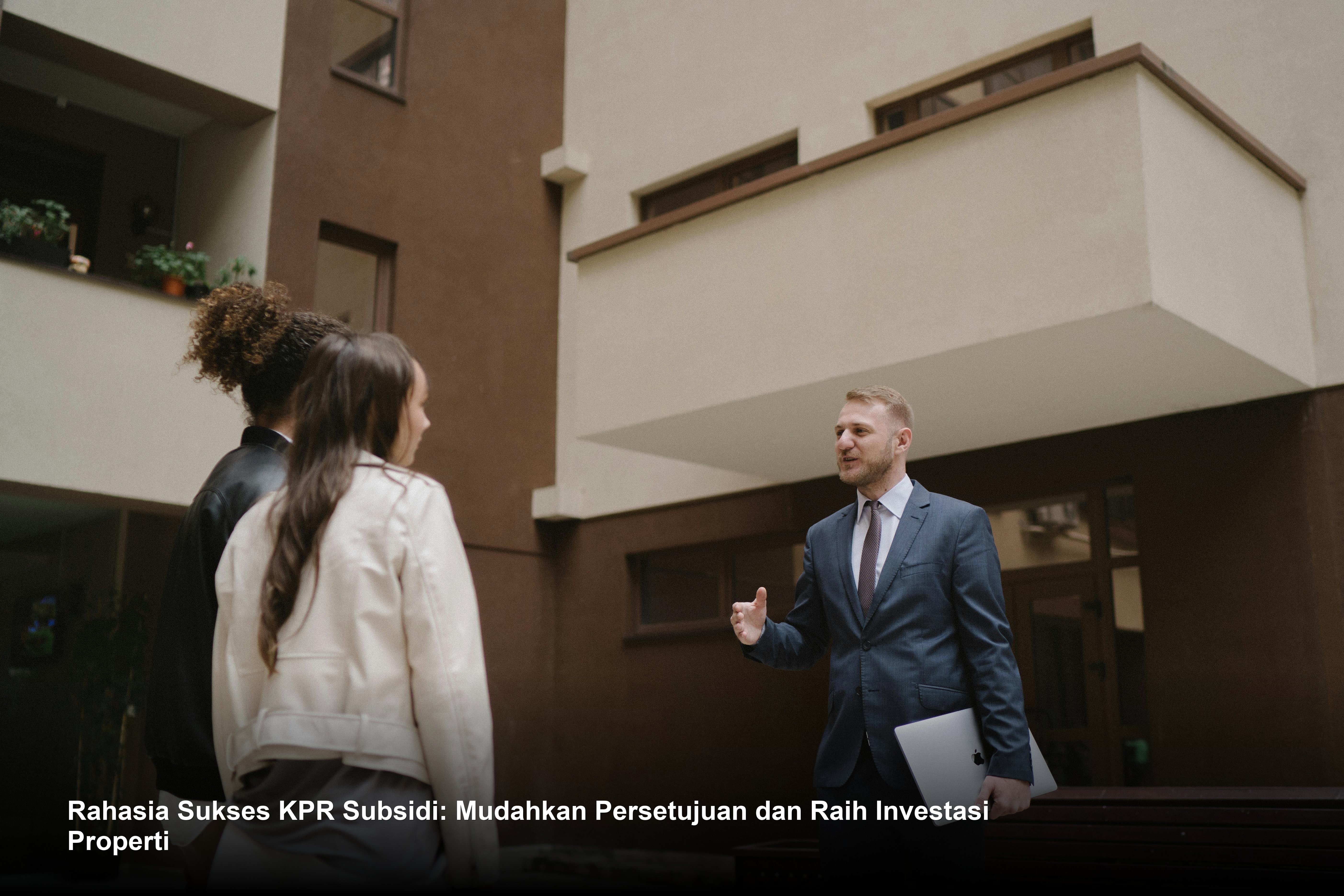 Pasangan muda tersenyum bahagia saat menandatangani dokumen akad kredit KPR Subsidi di hadapan petugas bank.