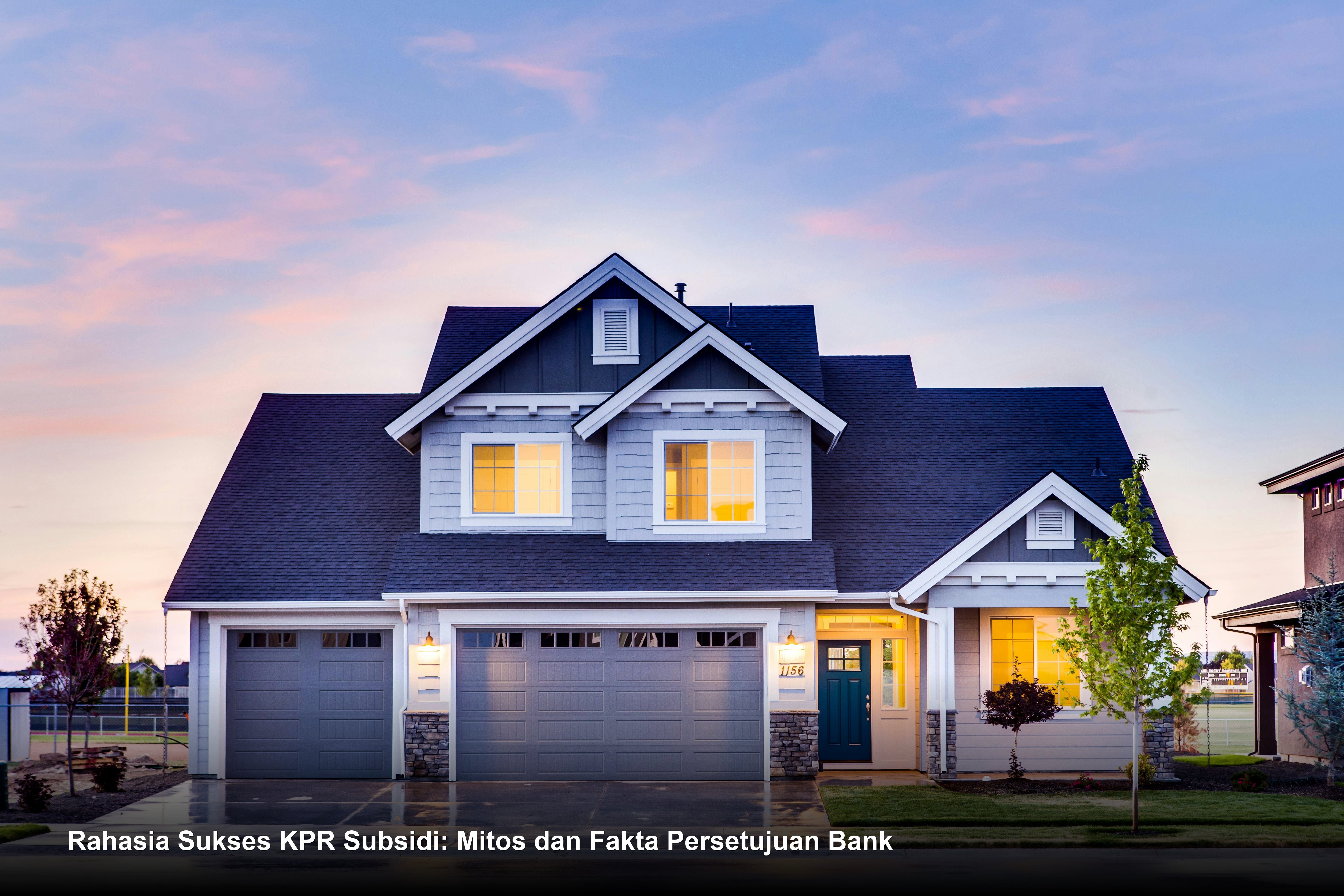 Wajah bahagia sepasang suami istri muda menandatangani dokumen akad kredit KPR Subsidi di hadapan petugas bank dan notaris.