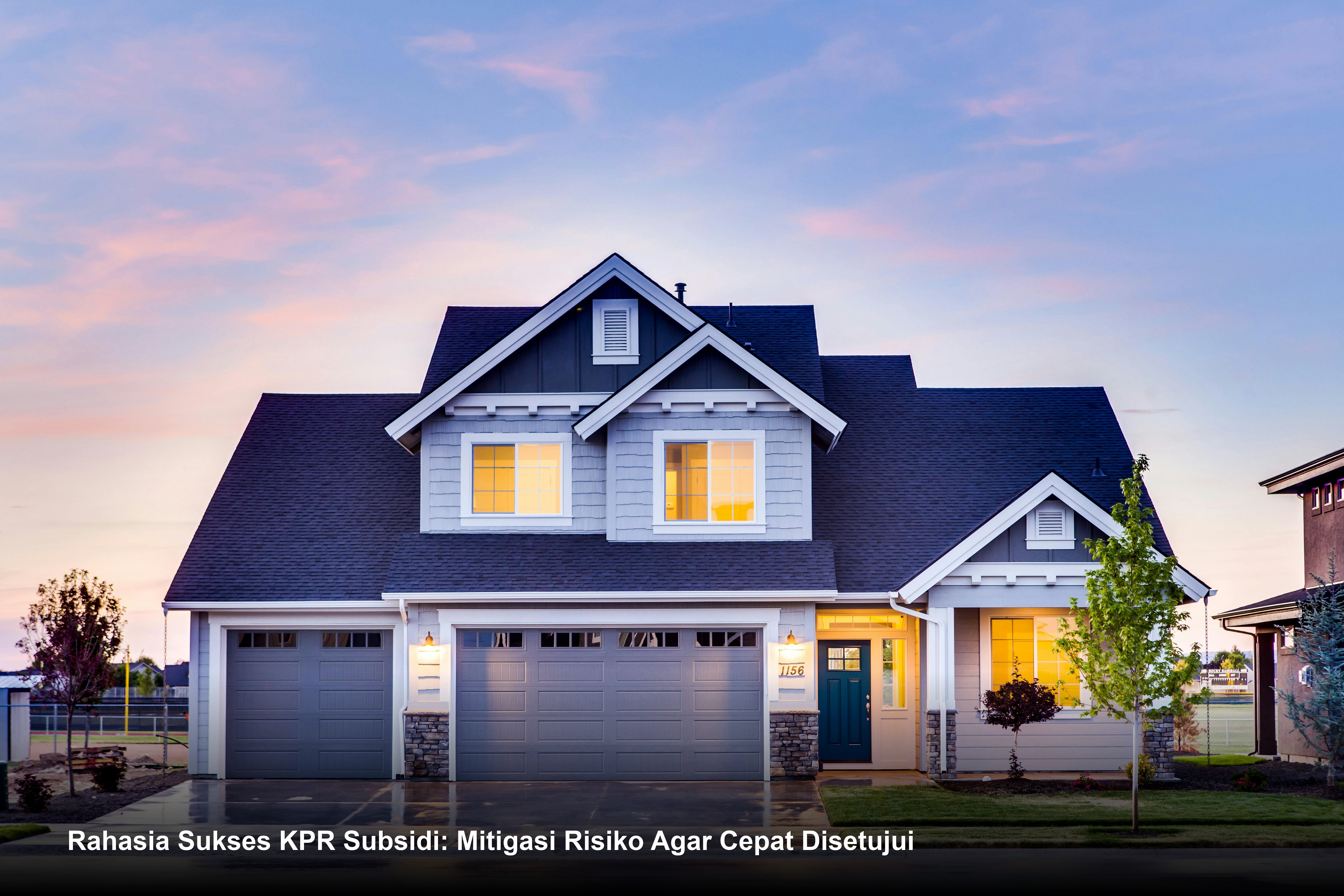 Seorang profesional properti tersenyum saat menyerahkan dokumen akad kredit KPR Subsidi kepada petugas bank di hadapan maket rumah minimalis modern.