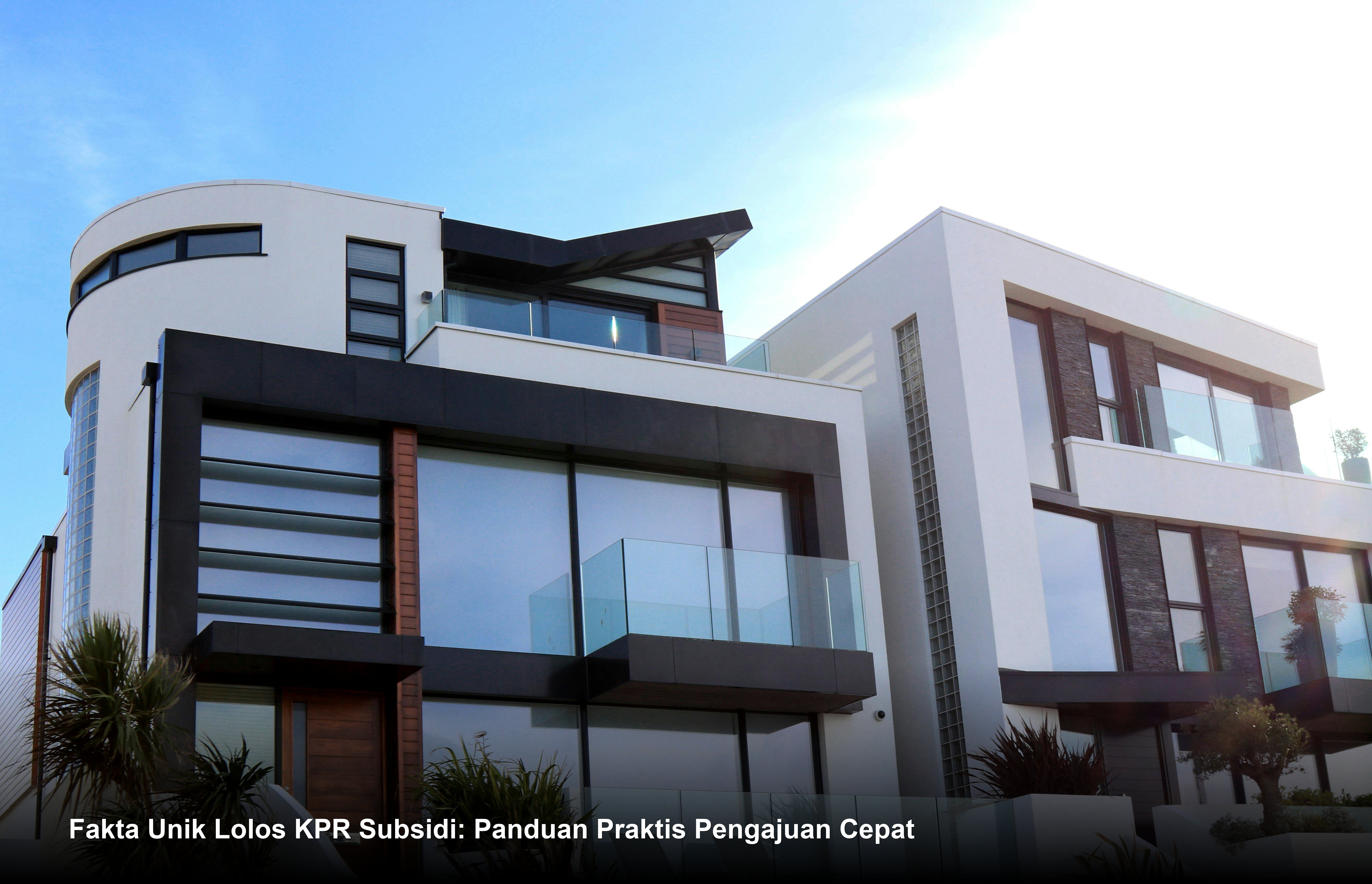 Seorang pasangan muda tersenyum bahagia saat melakukan serah terima kunci rumah minimalis modern di hadapan petugas bank.