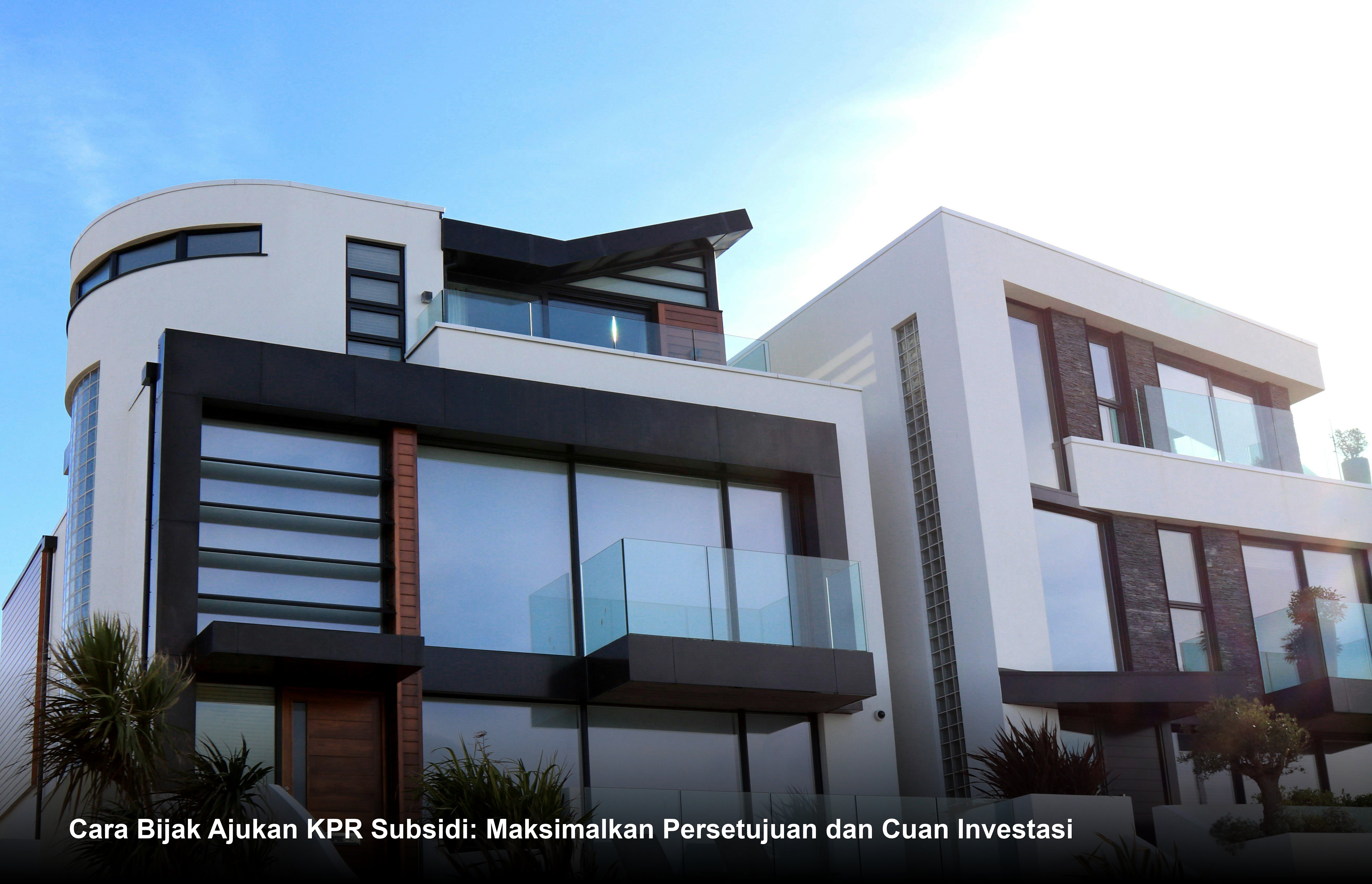 Wajah seorang profesional properti tersenyum sambil menyerahkan dokumen akad kredit kepada pasangan muda di depan maket rumah minimalis modern.