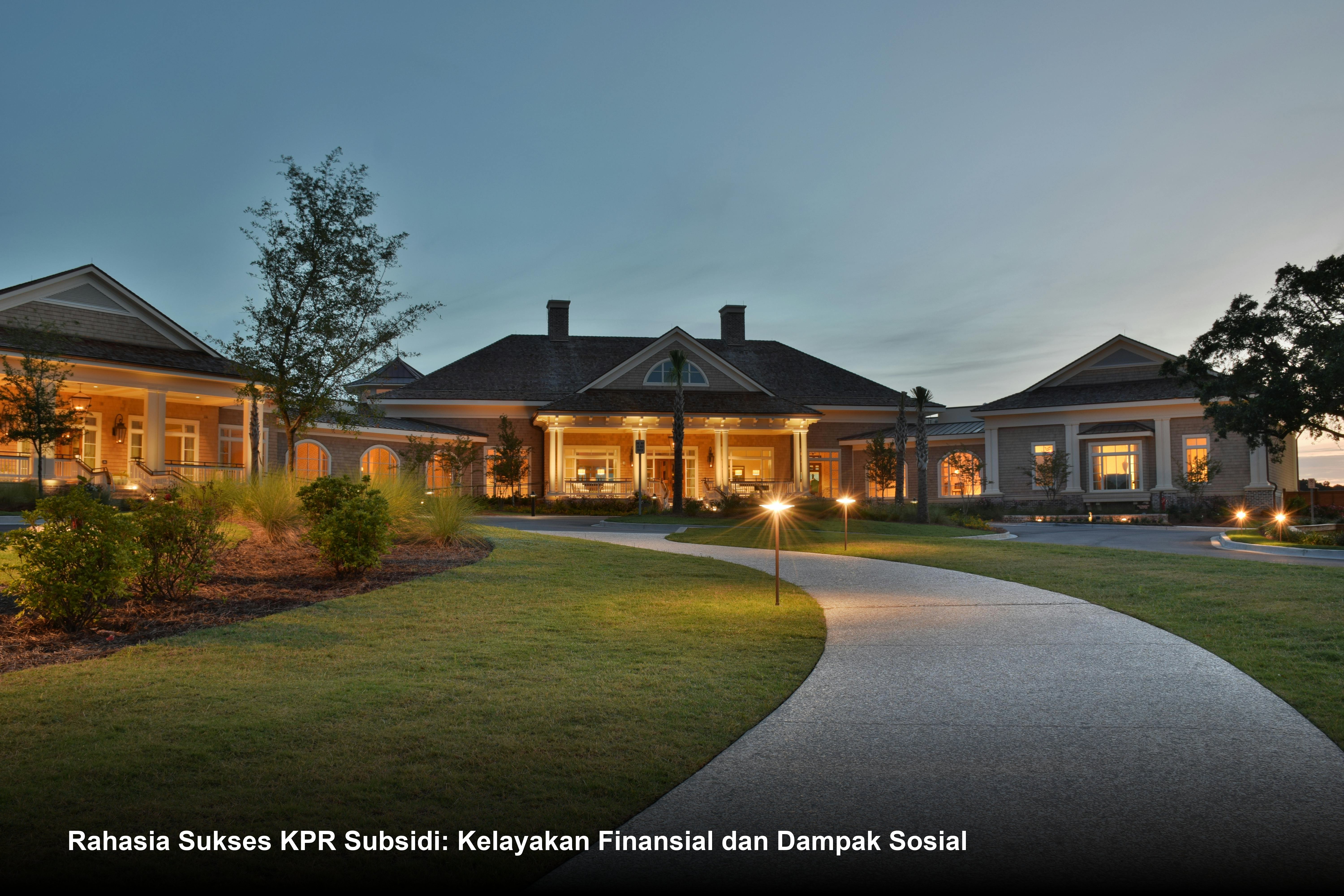 Seorang calon pembeli rumah tersenyum saat menandatangani dokumen akad kredit KPR di meja bank, dengan latar belakang visualisasi maket rumah minimalis modern.