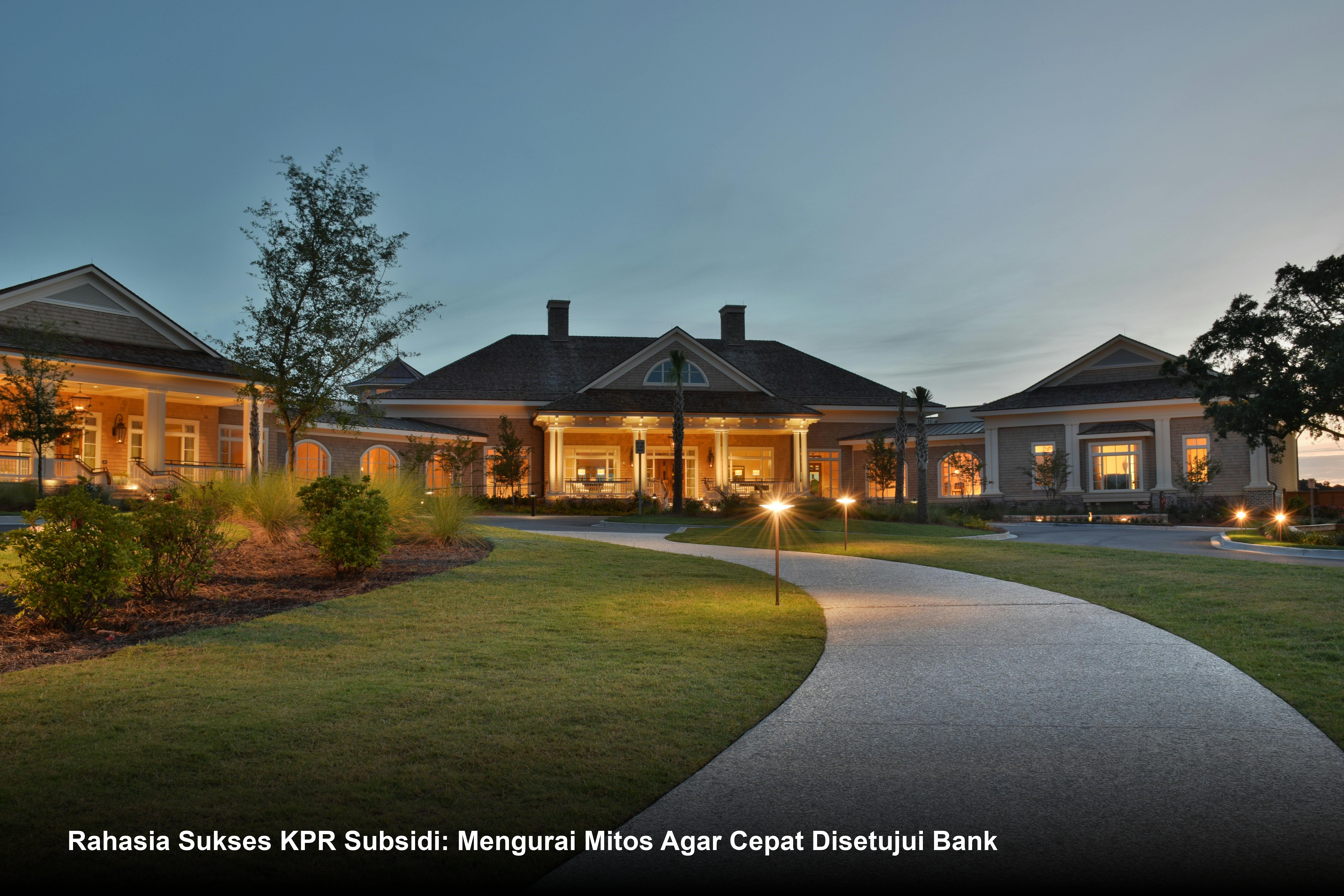 Seorang profesional bank tersenyum saat menyerahkan dokumen akad kredit kepada pasangan muda di depan miniatur rumah minimalis.