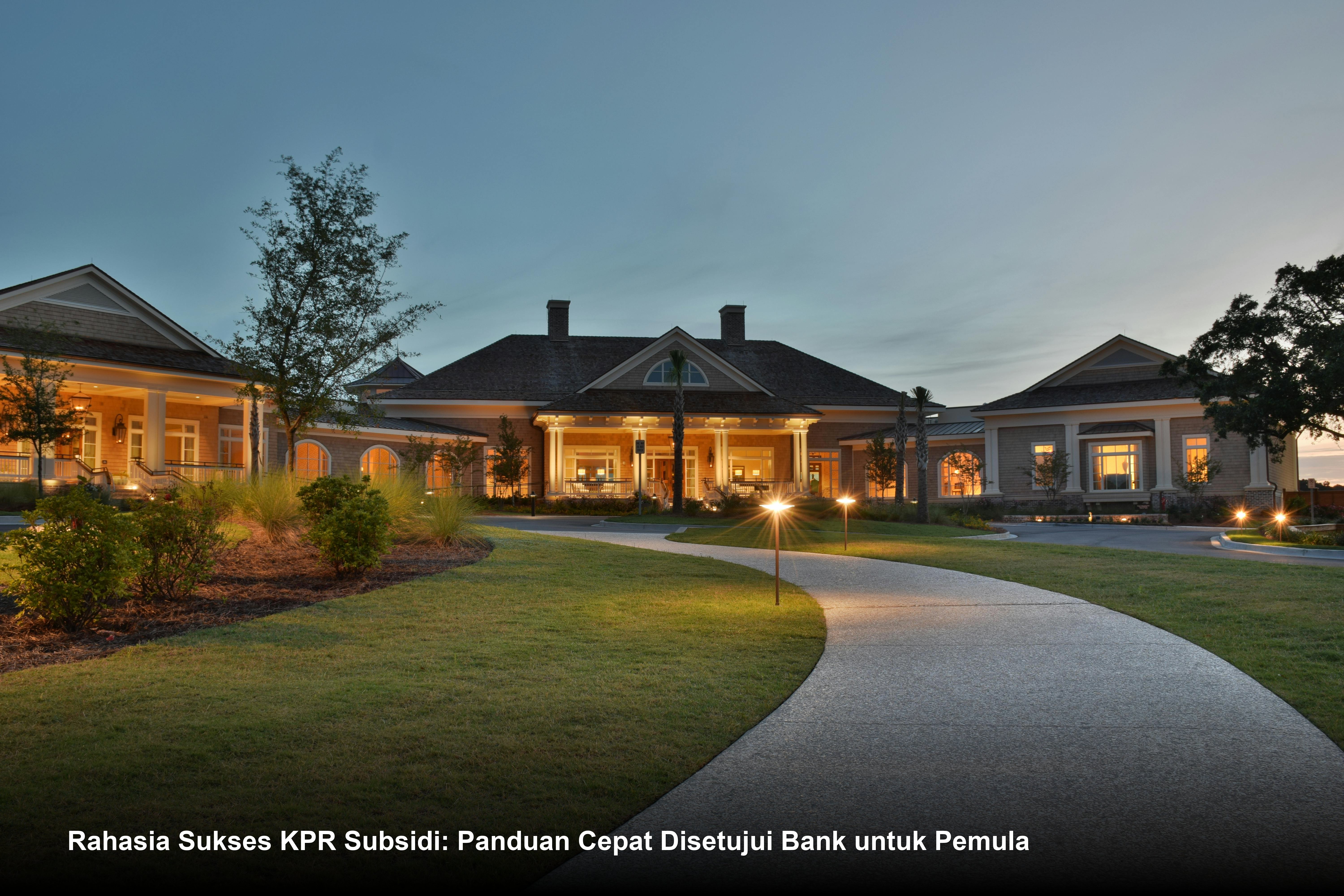 Seorang pasangan muda tersenyum bahagia saat melakukan penandatanganan akad kredit KPR di meja bank dengan latar belakang rumah minimalis modern.