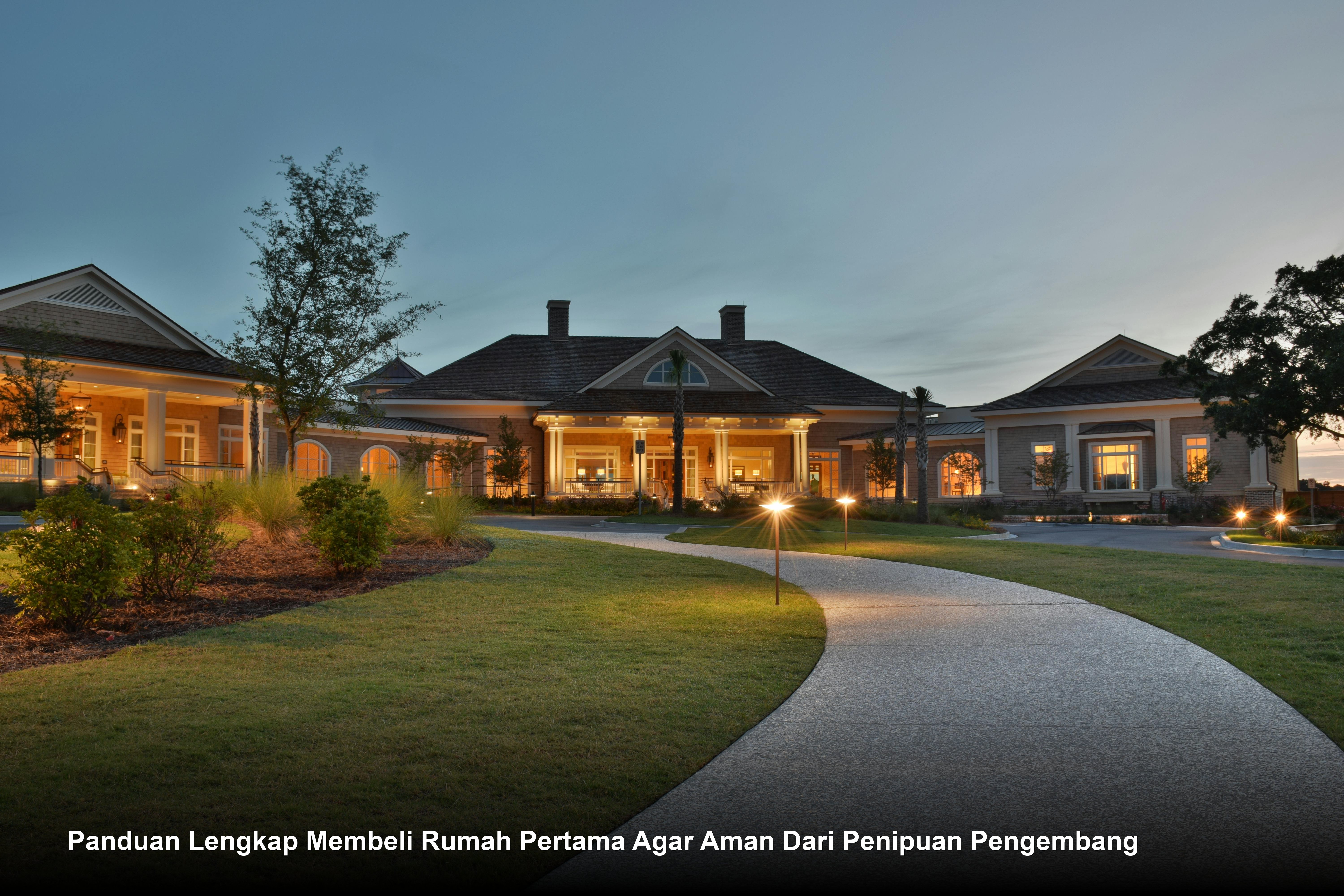 Seorang konsultan properti sedang menjelaskan detail dokumen legalitas rumah minimalis modern kepada pasangan muda di kantor pemasaran yang elegan.