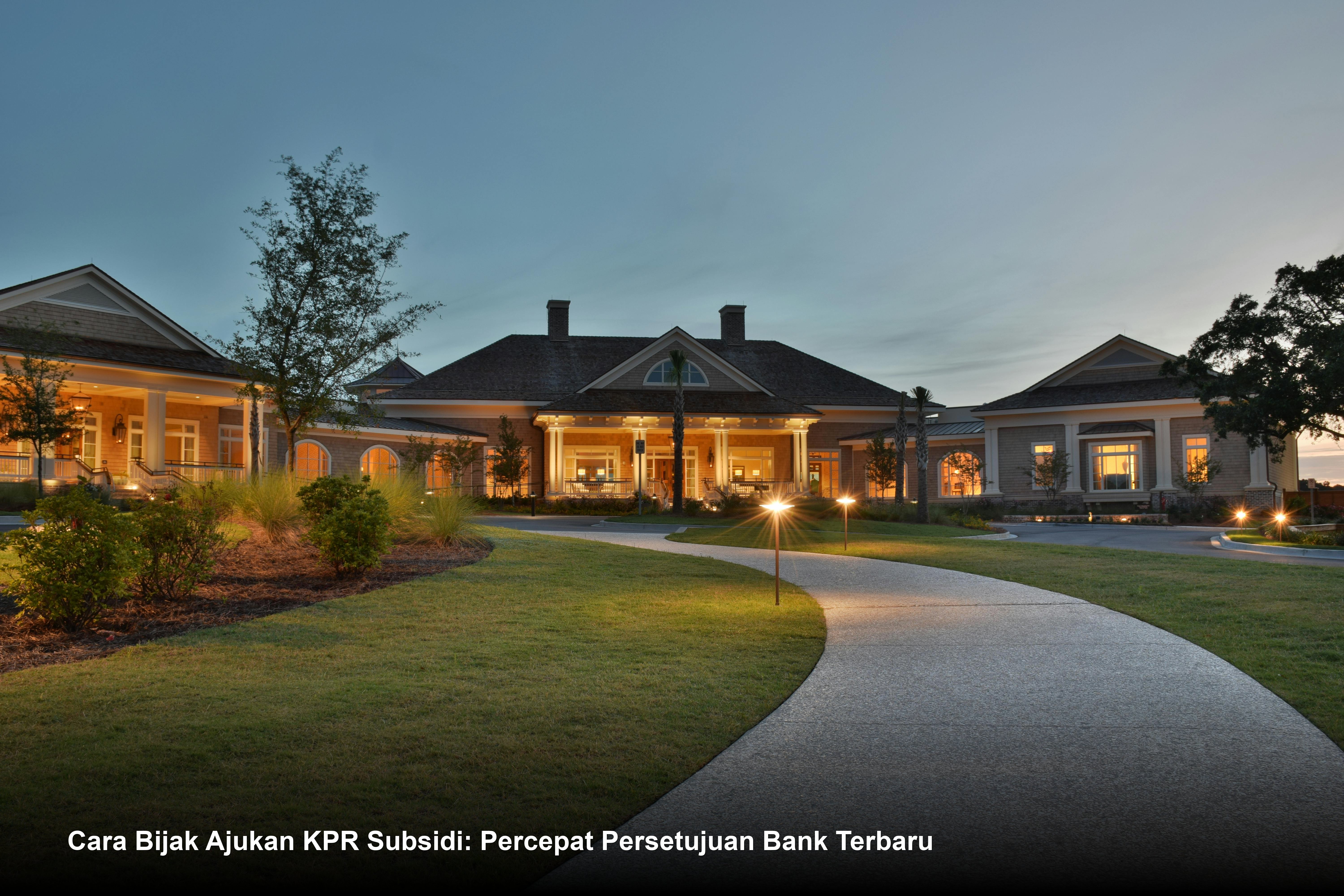 Seorang profesional properti tersenyum saat menyerahkan berkas penting di meja akad kredit KPR Bank.