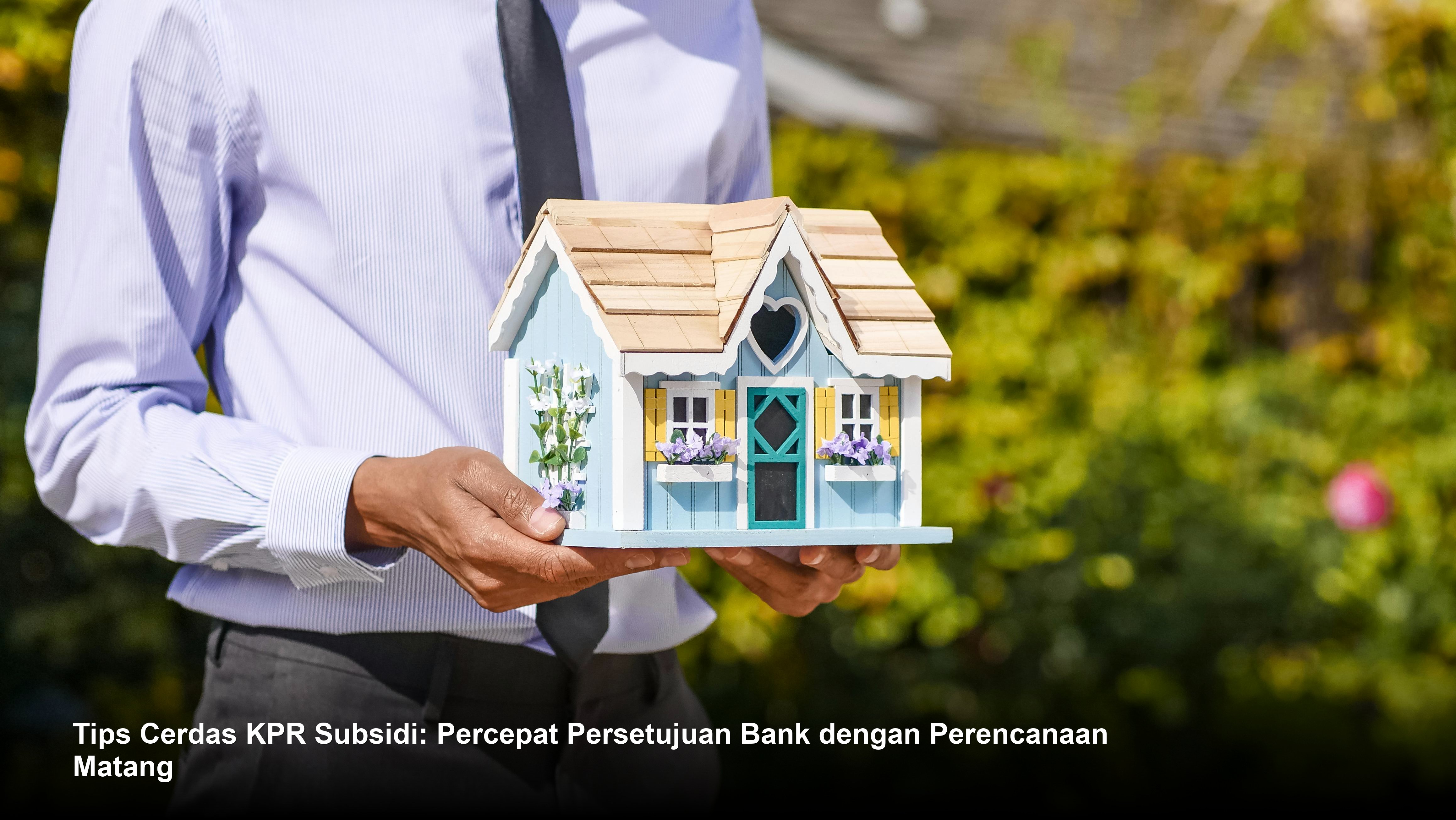 Pasangan muda tersenyum bahagia saat melakukan proses akad kredit KPR Subsidi di depan meja layanan bank.
