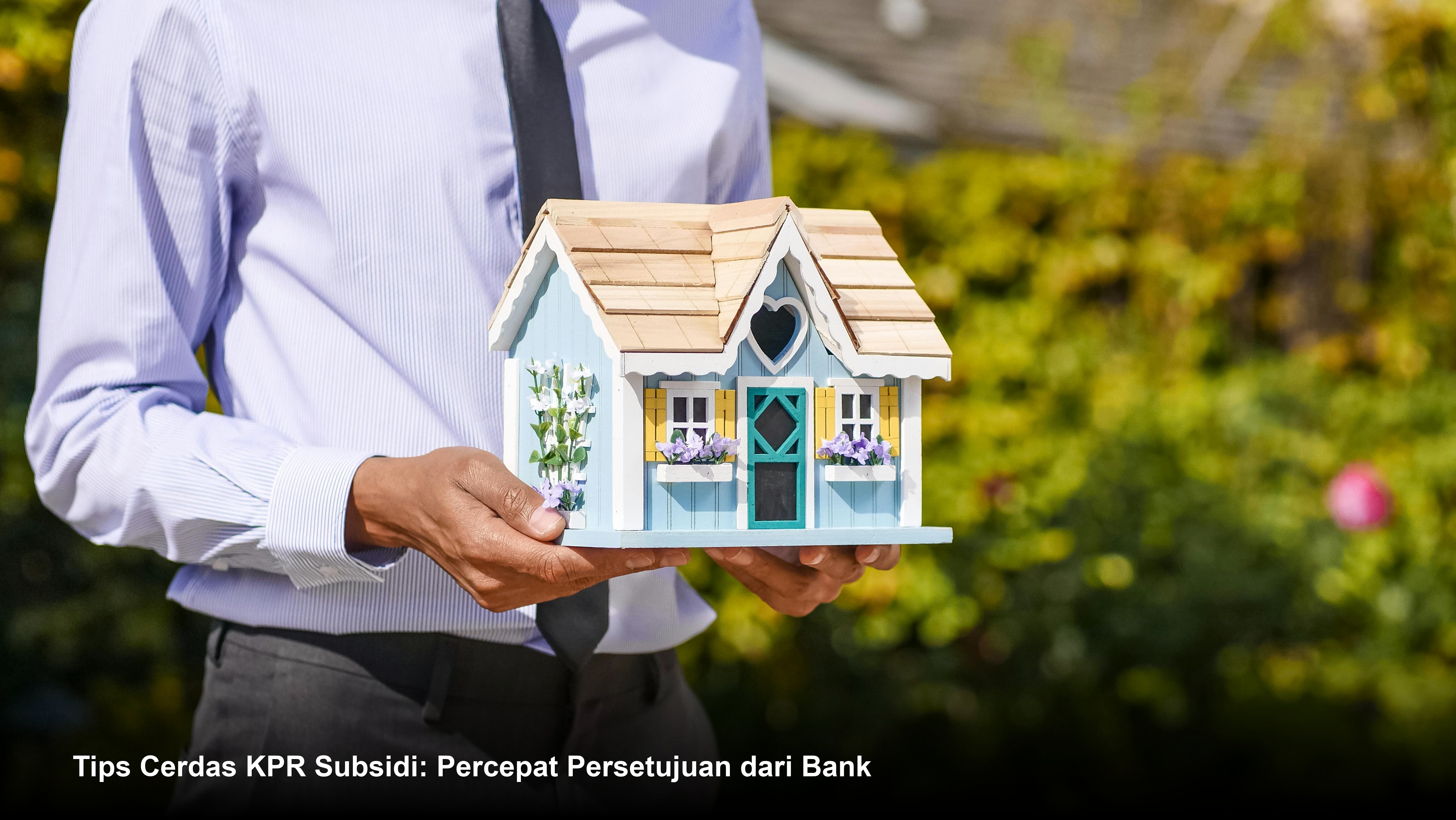 Pasangan muda menandatangani dokumen akad kredit di meja bank dengan latar belakang miniatur rumah minimalis.