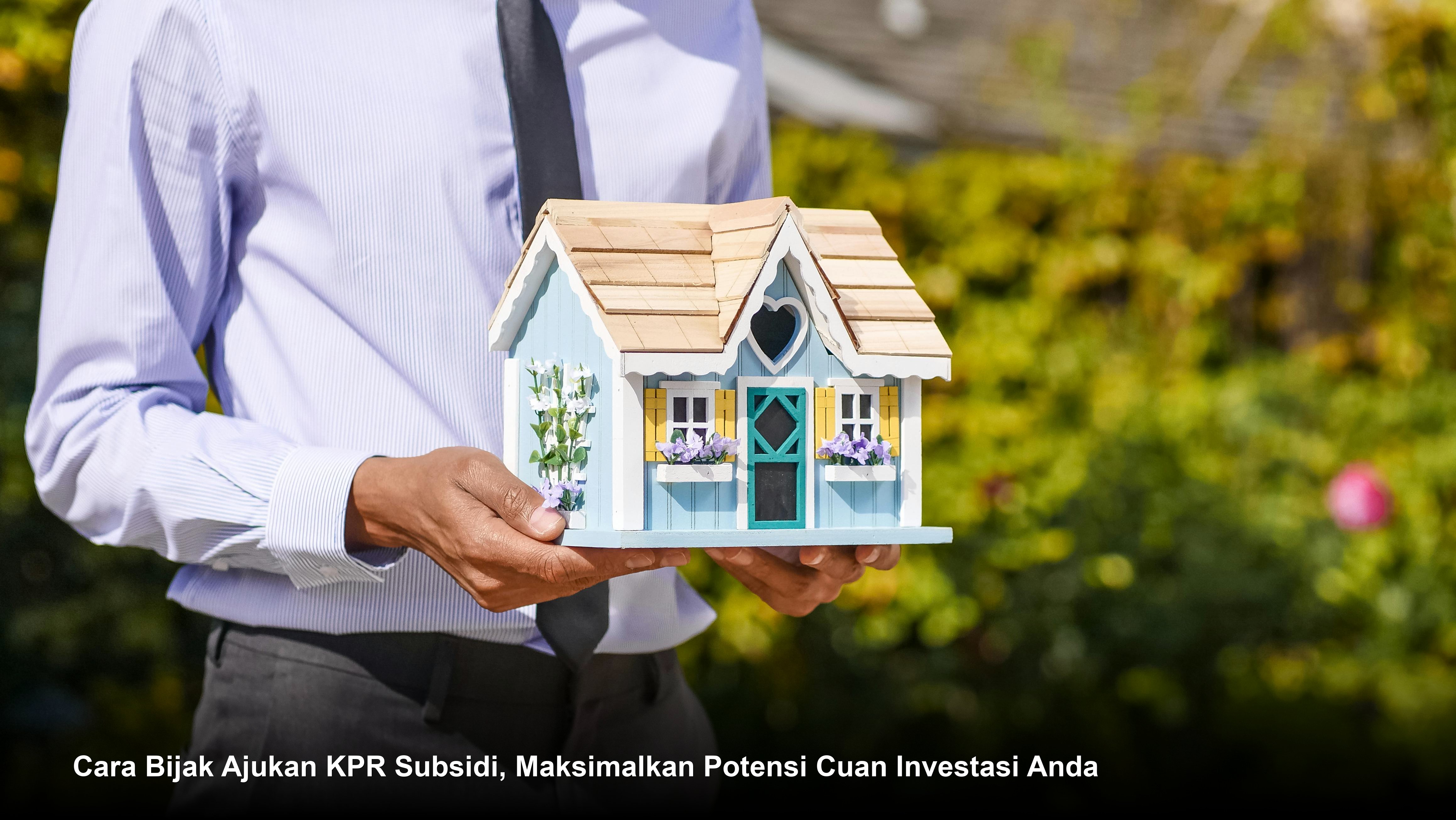 Pasangan muda tersenyum bahagia saat melakukan penandatanganan akad kredit KPR di hadapan petugas bank dan developer.