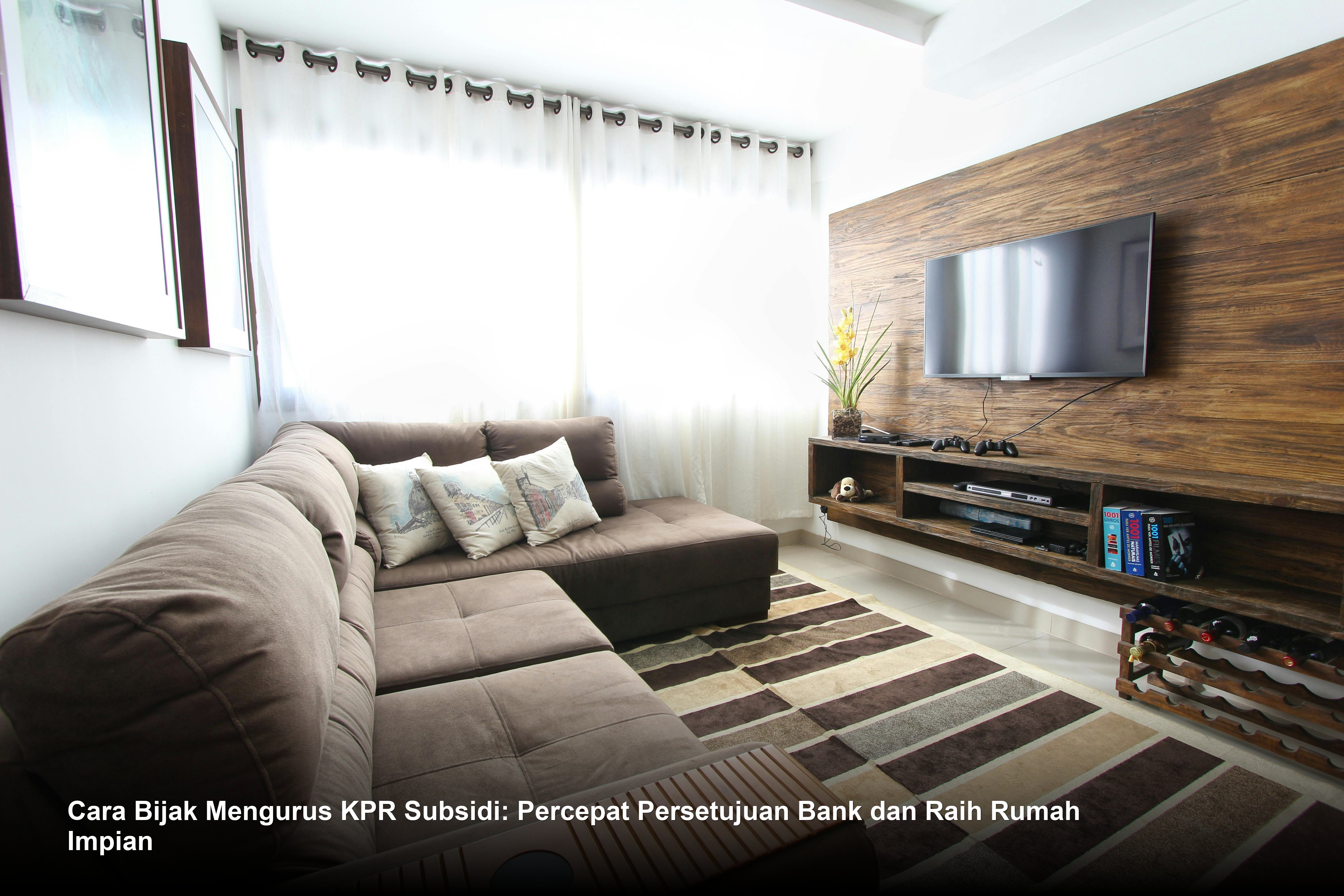 Seorang profesional bank tersenyum saat menyerahkan kunci rumah minimalis kepada pasangan muda yang baru saja menyelesaikan akad kredit KPR Subsidi.