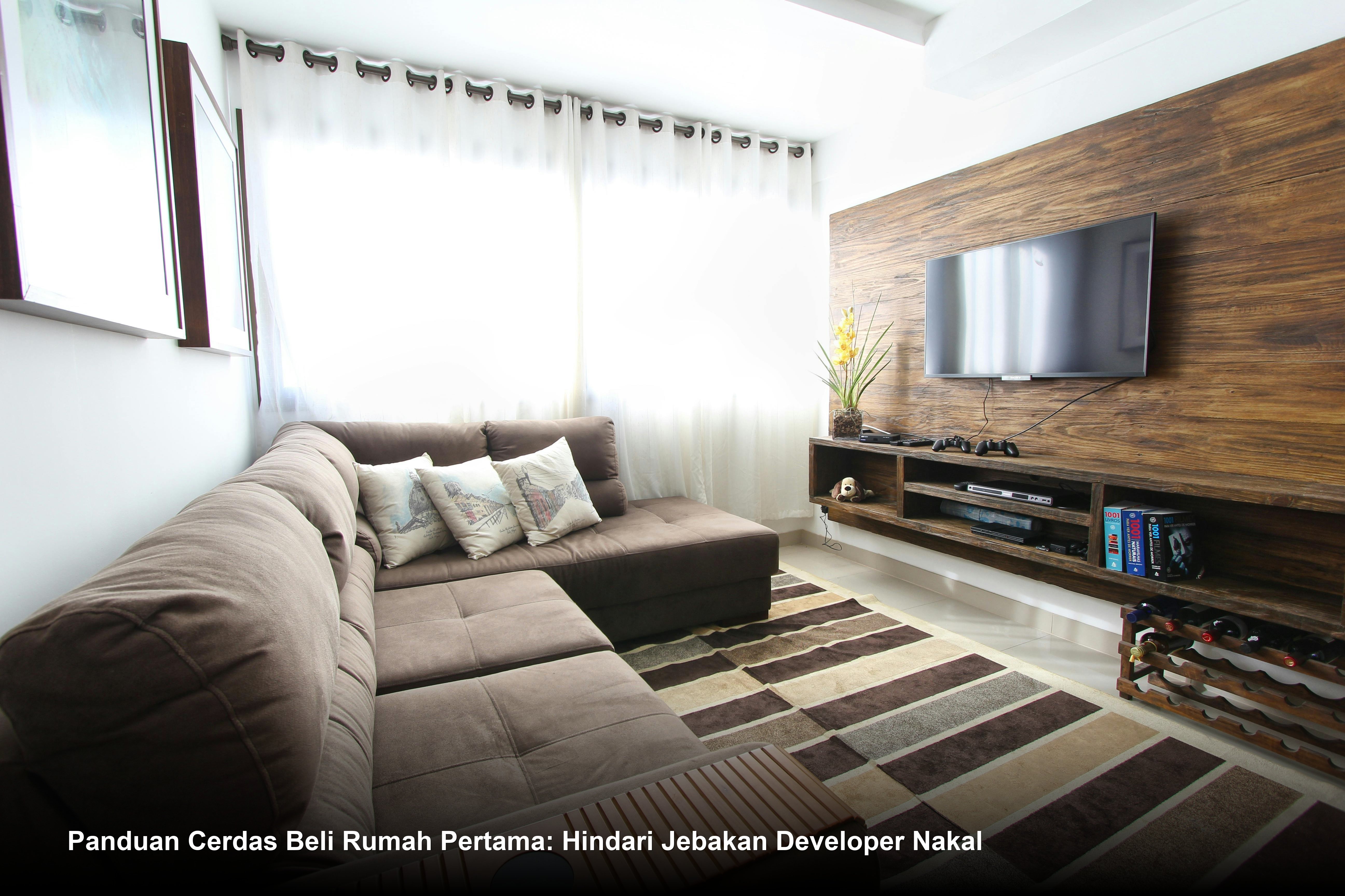 Seorang pasangan muda tersenyum bahagia saat melakukan penandatanganan dokumen akad kredit rumah minimalis di hadapan staf bank profesional.