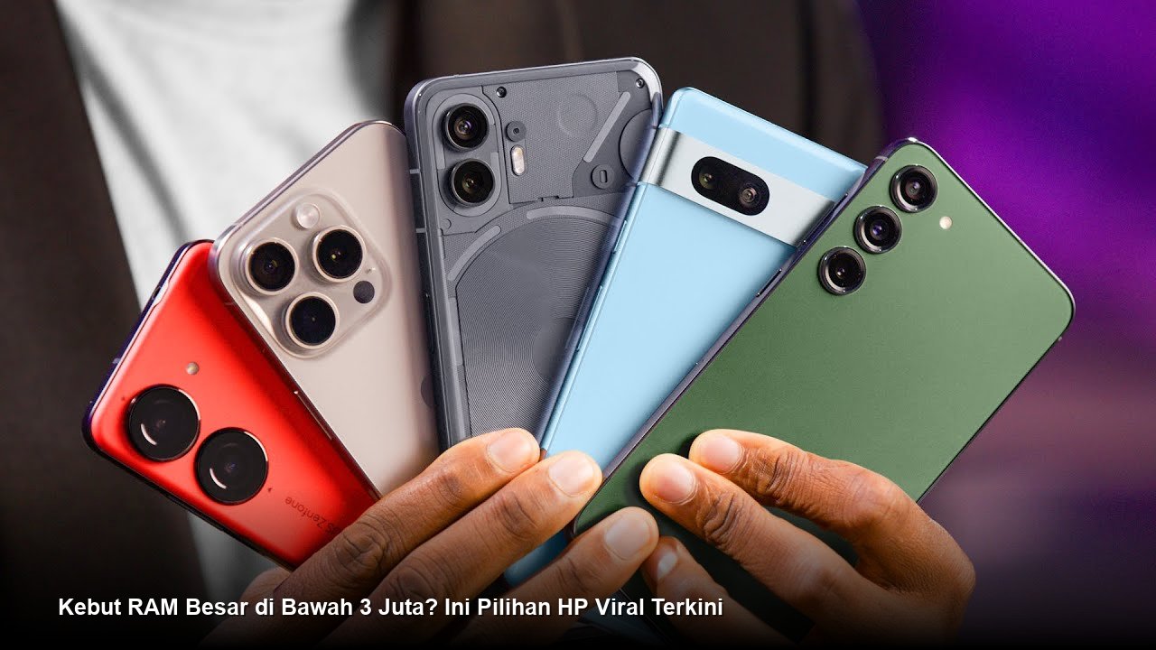 Tumpukan beberapa model ponsel pintar modern dengan tampilan layar yang menampilkan spesifikasi RAM besar.