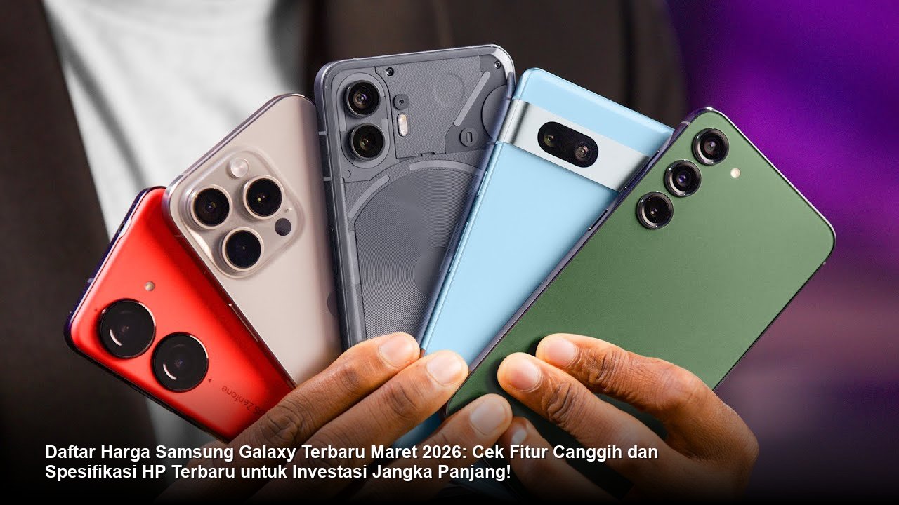 Foto smartphone Samsung Galaxy S26 Ultra berwarna Titanium Grey yang elegan diletakkan di atas meja kerja kayu minimalis dengan pencahayaan studio yang lembut.