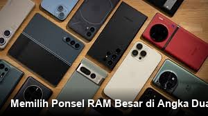 Tangan seseorang sedang memegang smartphone dengan tampilan antarmuka yang menampilkan banyak aplikasi terbuka secara bersamaan.