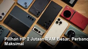 Tiga model ponsel pintar dengan spesifikasi RAM besar ditampilkan berdampingan di atas meja modern.