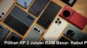 Tampilan kolase beberapa model ponsel pintar terbaru yang fokus pada spesifikasi RAM besar di segmen harga menengah.