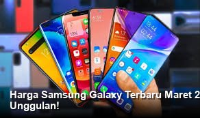 Tampilan *close-up* elegan dari bodi belakang smartphone Samsung Galaxy terbaru dengan finishing *matte* metalik yang memantulkan cahaya studio.