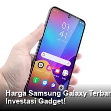 Tampilan elegan tiga model Samsung Galaxy terbaru yang dipajang di atas meja marmer putih dengan pencahayaan studio yang menonjolkan detail bodi metalik mereka.