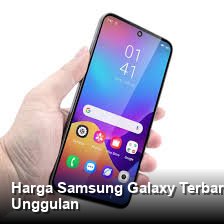 Tampilan elegan dari smartphone Samsung Galaxy terbaru diletakkan di atas meja kaca dengan pencahayaan studio yang menonjolkan desain bodi premium dan modul kameranya.