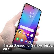 Tampilan elegan ponsel Samsung Galaxy terbaru dengan bingkai metalik mengkilap di atas meja studio minimalis berwarna abu-abu muda.