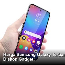 Sebuah deretan smartphone Samsung Galaxy terbaru yang elegan dipajang di atas meja kaca minimalis dalam studio foto berteknologi tinggi.
