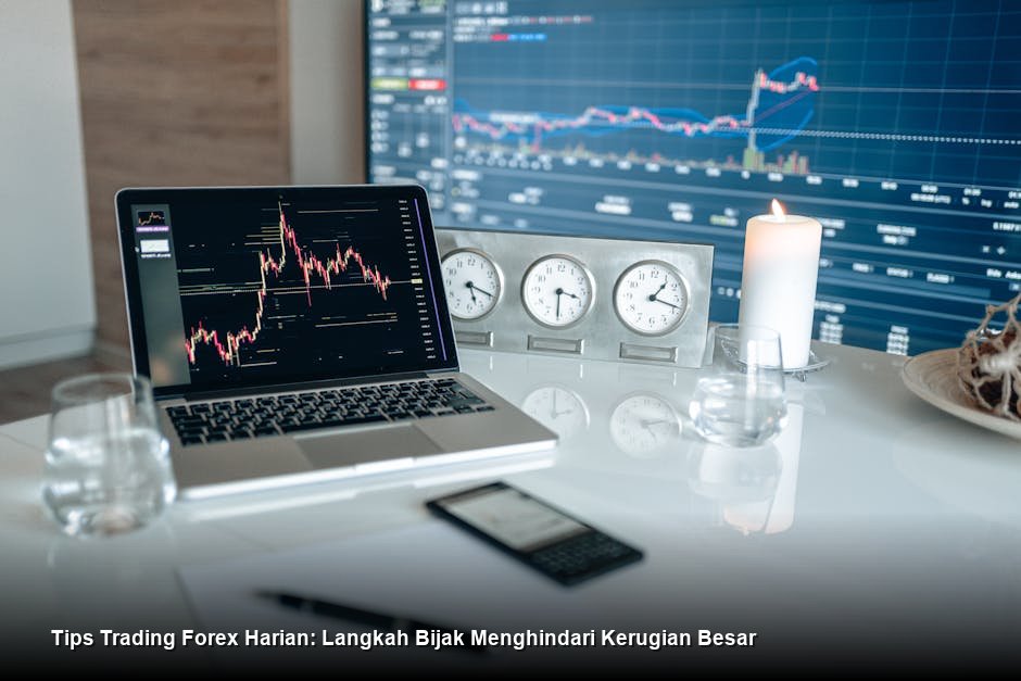 Tampilan layar laptop profesional yang menampilkan grafik candlestick Forex dengan indikator Moving Average berwarna-warni dan panel eksekusi order yang rapi.