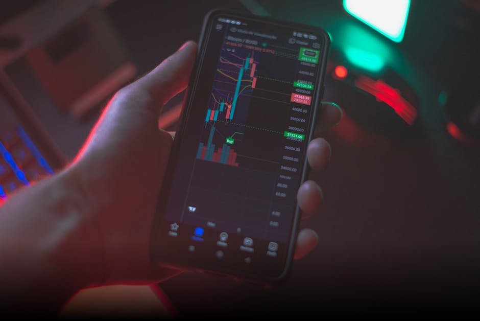 Tampilan layar laptop yang menunjukkan chart candlestick profesional dengan indikator Moving Average dan RSI yang berwarna-warni di atas meja kerja yang rapi.