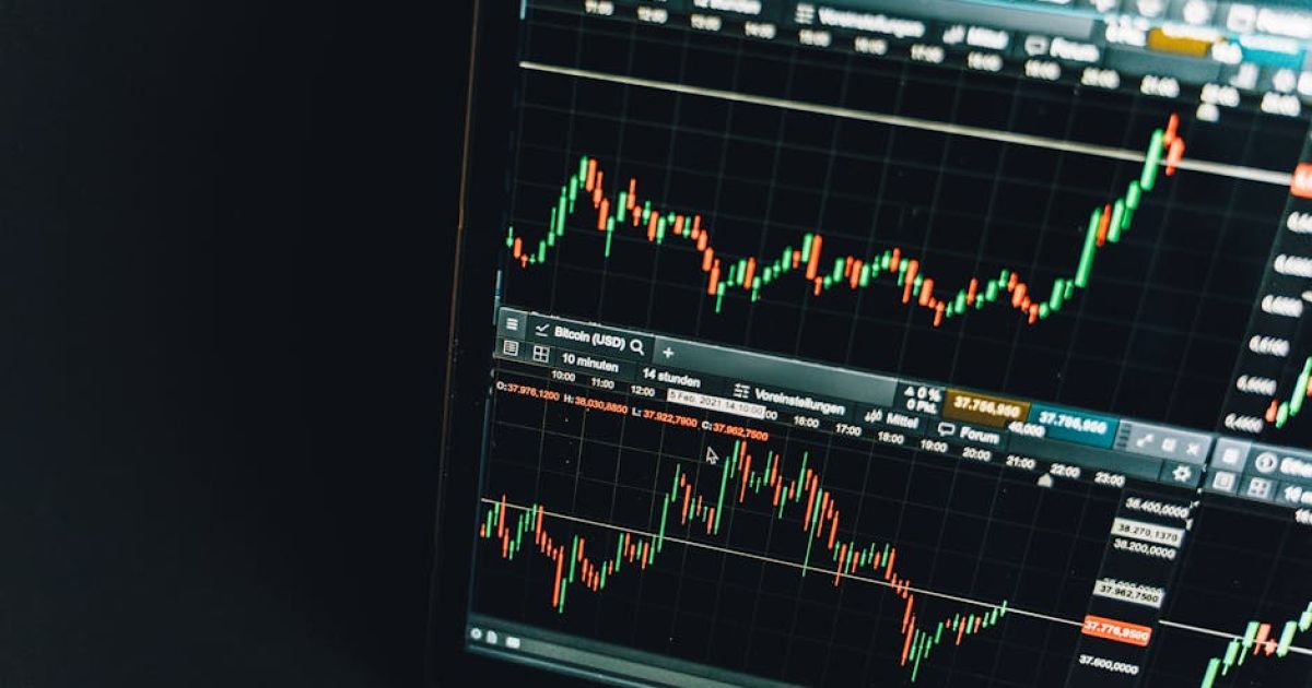 ** Tampilan layar laptop yang menunjukkan chart candlestick Forex dengan indikator Moving Average dan RSI yang berwarna-warni di atas meja kerja yang minimalis dan profesional.