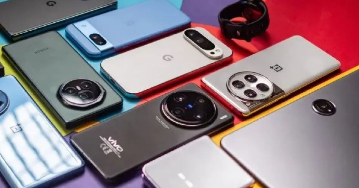 Tampilan elegan Samsung Galaxy terbaru dengan layar penuh yang jernih dan modul kamera belakang yang minimalis di atas meja kerja modern.