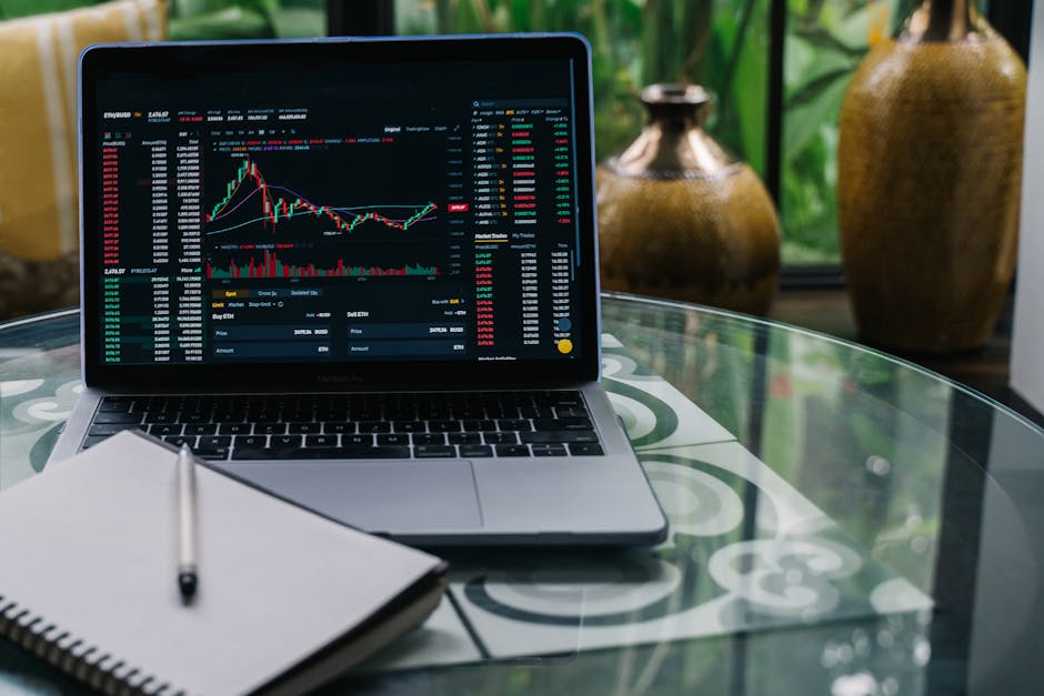 Sebuah laptop menampilkan chart candlestick Forex yang kompleks dengan indikator teknikal berwarna-warni di atas meja kantor yang minimalis dan profesional.