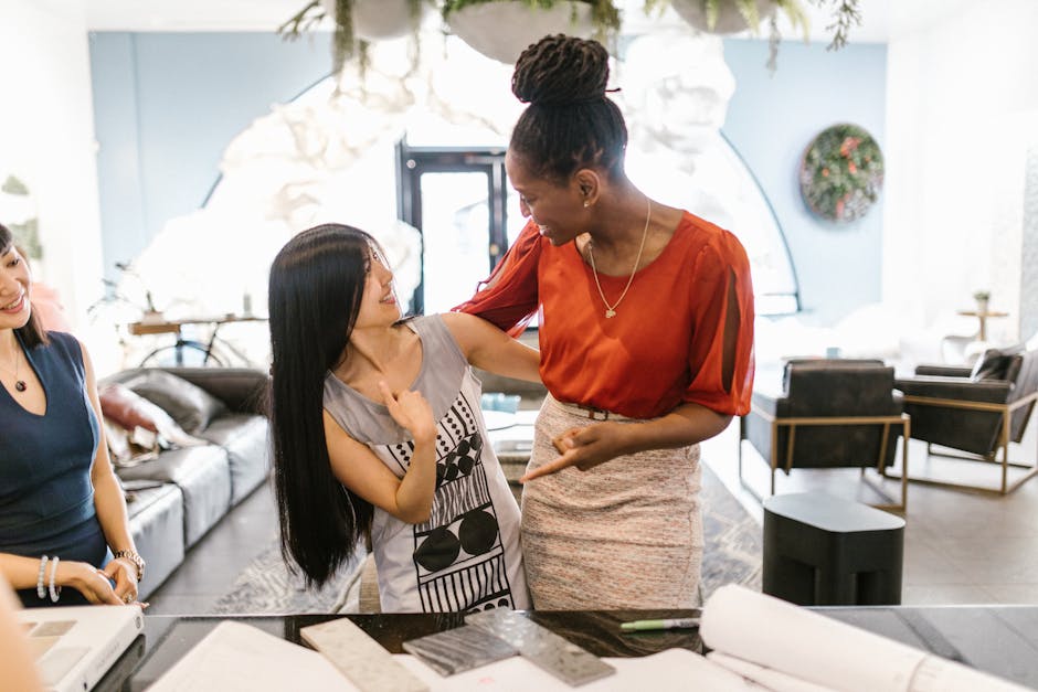 Pasangan profesional berinteraksi santai di lingkungan rumah yang nyaman, melambangkan keselarasan antara ambisi karier dan hubungan pribadi.